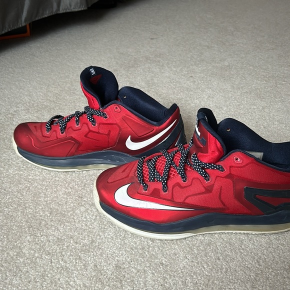 Nike Max Lebron 11 Low Top Independence Day 2014 Univers Red Men’s Size 9.5 EUC - Picture 5 of 11